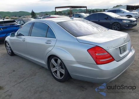 2010 Mercedes-Benz S 550 z USA, uszkodzony, nr VIN WDDNG7BB7AA320426